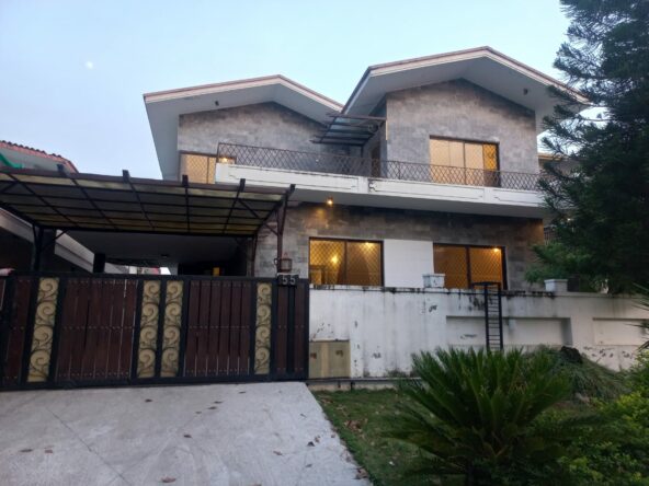 Full House for rent in F-11/3 Islamabad Very good location one Kanal House available for rent in F-11/3 Islamabad with all Facilities, Gas Electric meter, and water bore,  6 bedroom with attached bath and Servant Quarter and Car Parking  in very reasonable price
